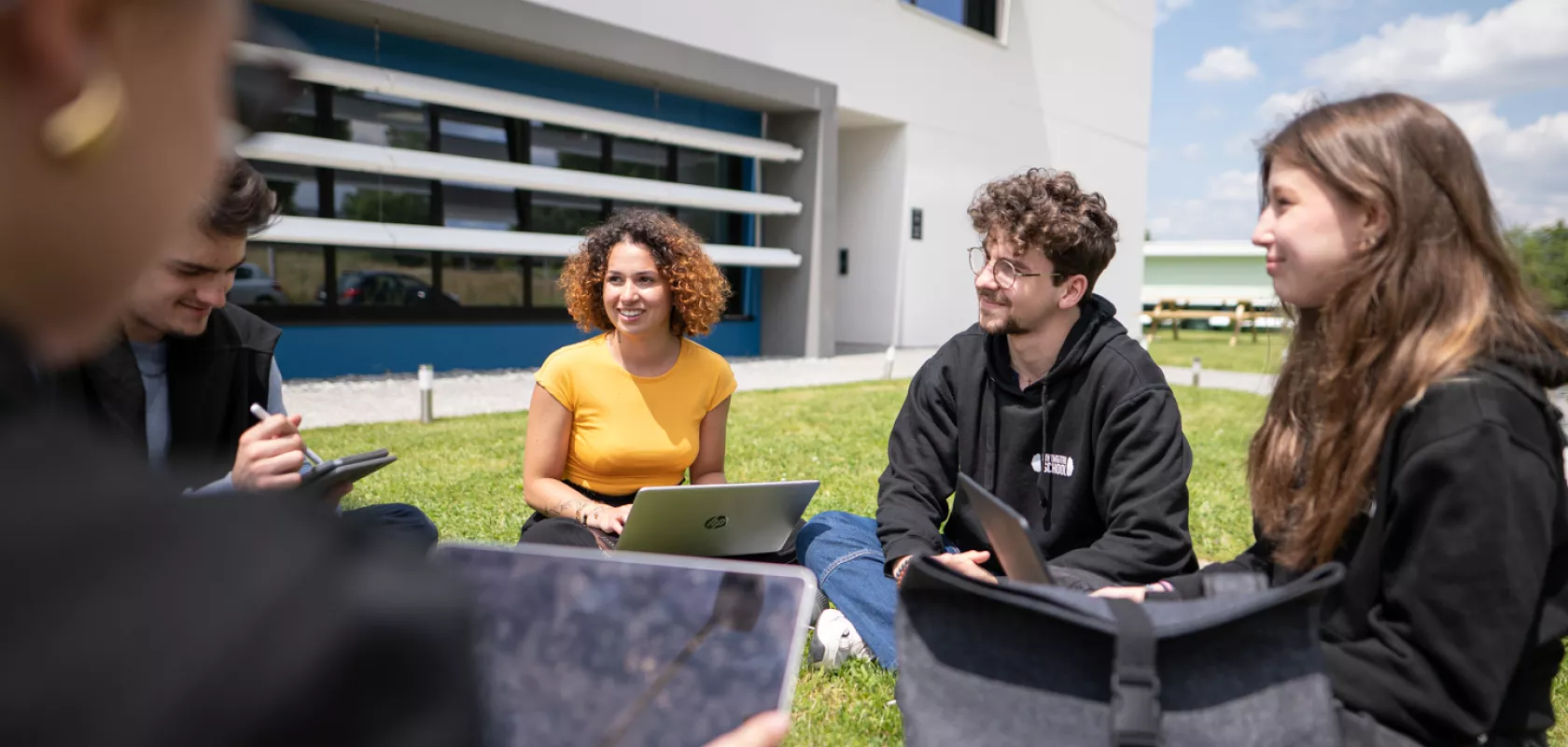 étudiants-espaces-exterieurs-ecole-des-métiers-du-digital-MyDigitalSchool-Laval